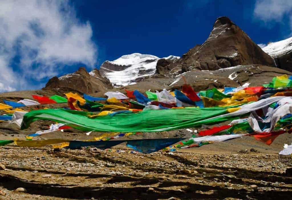 Bunte Fahnen auf einem Berg in Tibet