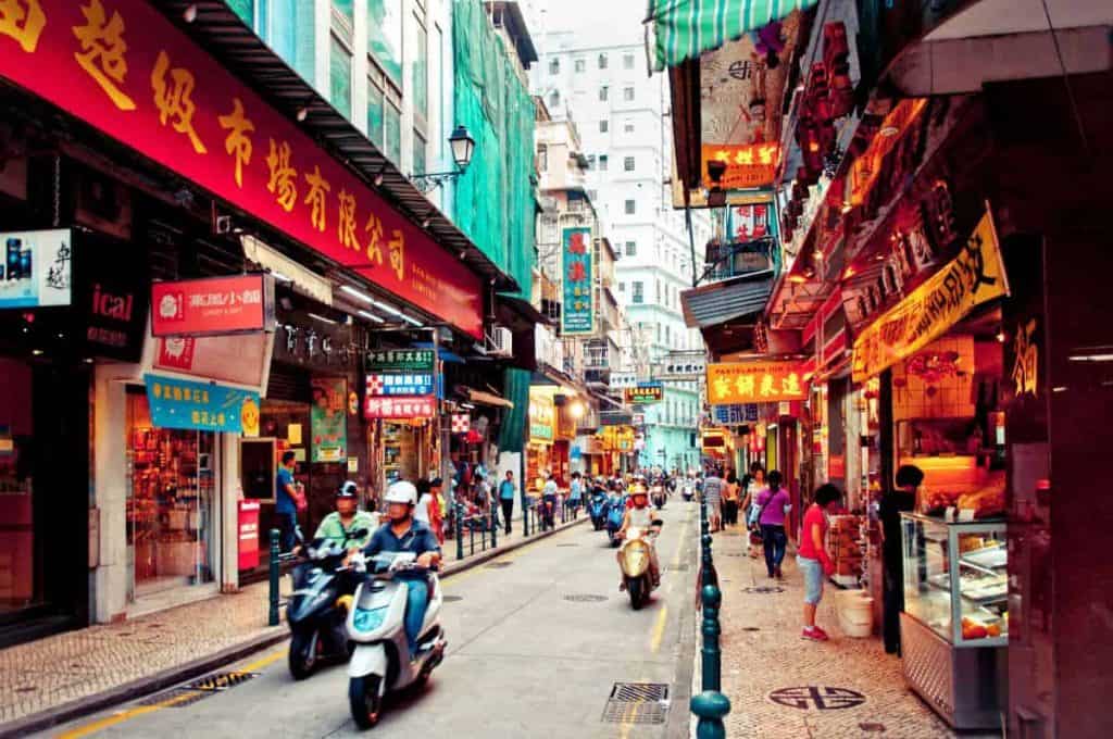 Straße in Macao mit kleinen Restaurants