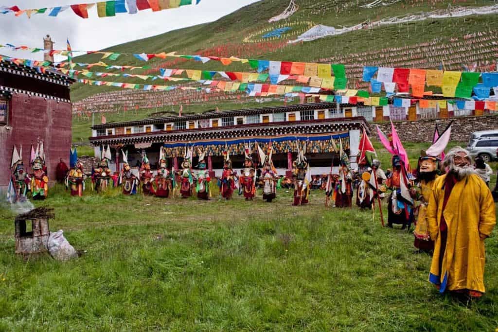Bunte Fahnen in Tibet und Menschen mit Masken