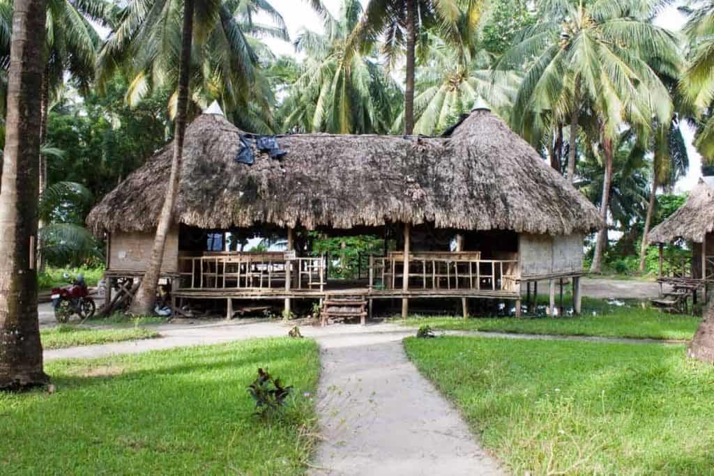 Holzhütte mit Strohdach auf den Andamanen