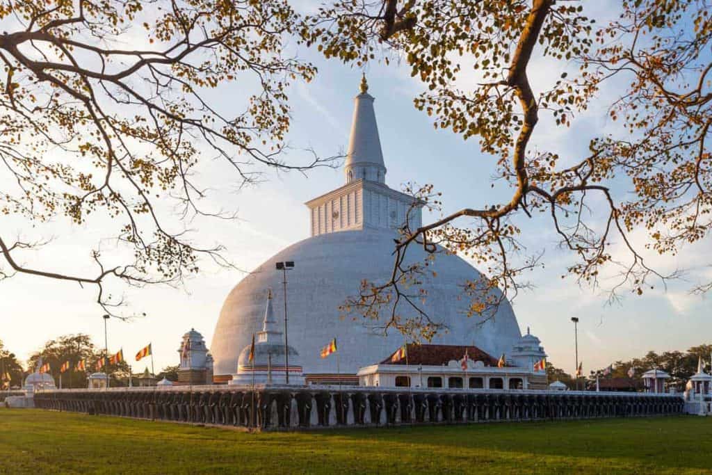 Weißes Kuppelgebäude eines buddhistischen Tempels