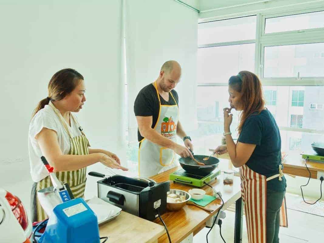 Die Kochlehrerinnen zeigen die richtige Zubereitung der malaysischen Gerichte